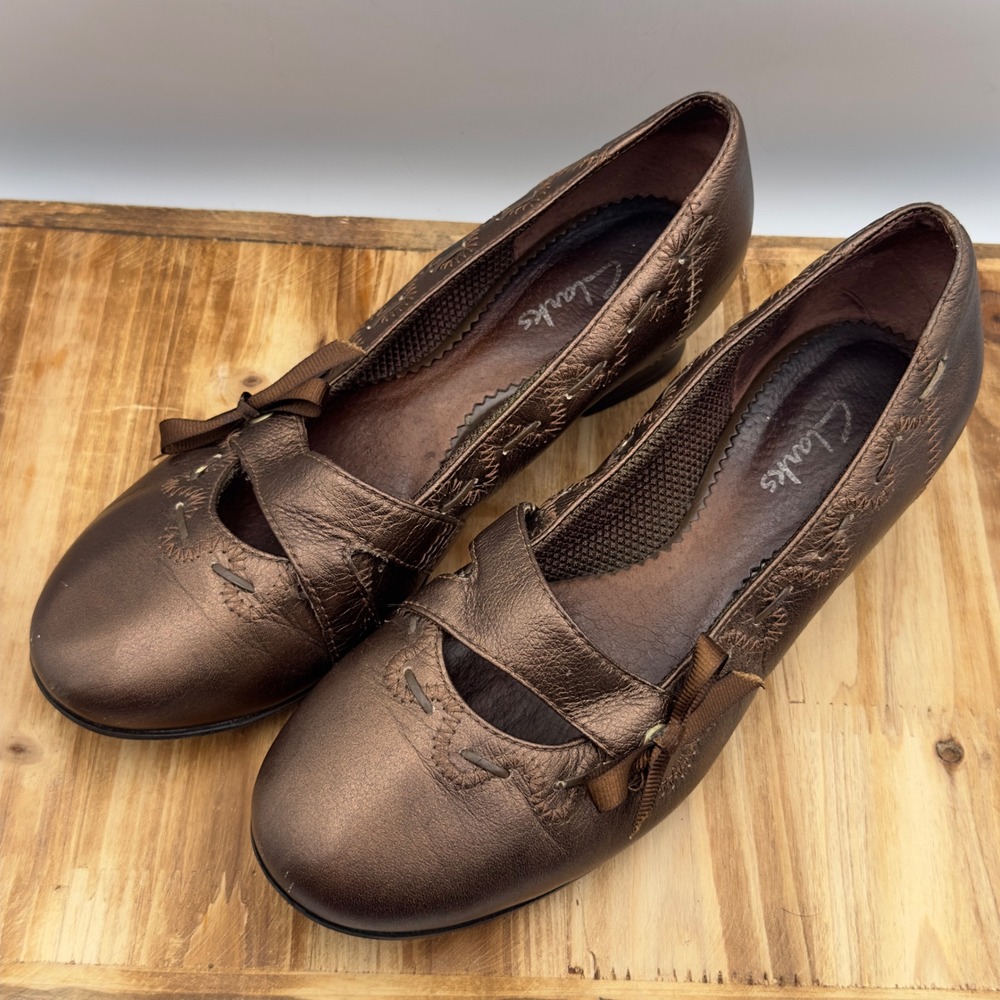 Clarks Bronze Leather Bow Whipstitch Low Heel Pumps Y2K 6.5M Metallic Shoes